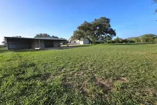565 E Ward St, Goliad, TX 77963 - Photo 3