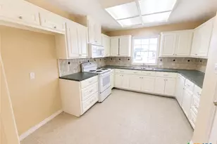 206 Belmoor Ln, Victoria, TX 77904 - Photo 11