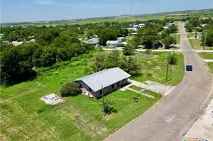 209 Prairie Ave, Rogers, TX 76569 - Photo 3