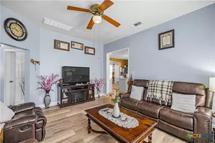 606 Schwab St, Yoakum, TX 77995 - Photo 9