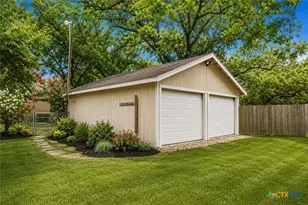 606 Schwab St, Yoakum, TX 77995 - Photo 3