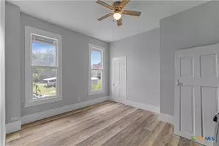 414 E Hochheim St, Yoakum, TX 77995 - Photo 7