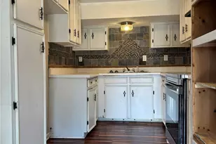 1704 Avondale St, Victoria, TX 77901 - Photo 3
