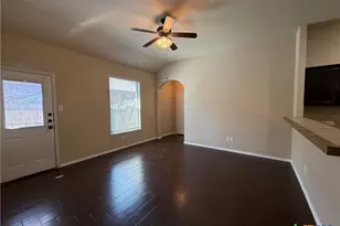 554 Creekside Cir, New Braunfels, TX 78130 - Photo 5
