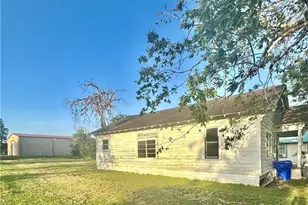 409 W Morris St, Yoakum, TX 77995 - Photo 3