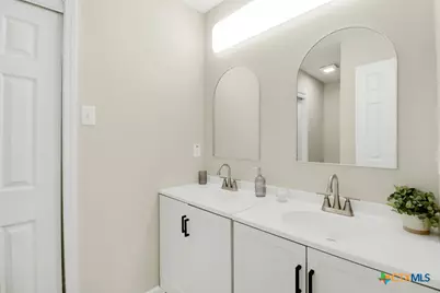 806 E 6th Street, Nixon, TX 78140 - Photo 15