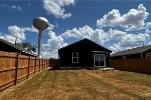 806 E 6th St, Nixon, TX 78140 - Photo 29