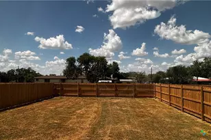 806 E 6th St, Nixon, TX 78140 - Photo 31