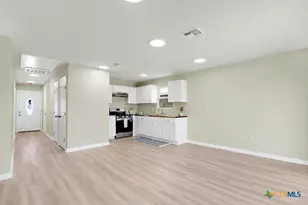 806 E 6th St, Nixon, TX 78140 - Photo 7