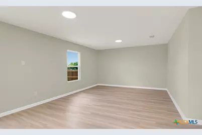 806 E 6th Street, Nixon, TX 78140 - Photo 5