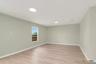 806 E 6th St, Nixon, TX 78140 - Photo 5