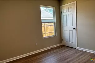 806 E 6th St, Nixon, TX 78140 - Photo 27