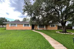 605 3rd St, Cuero, TX 77954 - Photo 3