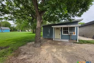 702 San Antonio Ave, Seguin, TX 78155 - Photo 1