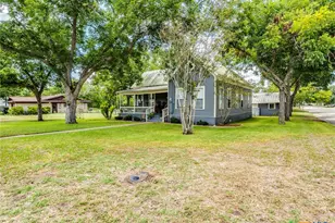 1122 N Ave H, Shiner, TX 77984 - Photo 7