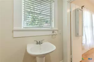 738 N Wall St, Belton, TX 76513 - Photo 15