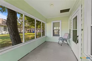 210 Pecan St, Yoakum, TX 77995 - Photo 3