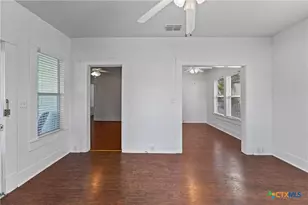 210 Pecan St, Yoakum, TX 77995 - Photo 5