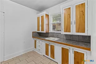 210 Pecan St, Yoakum, TX 77995 - Photo 9