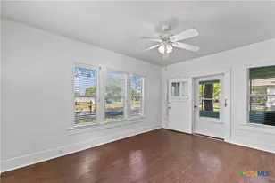 210 Pecan St, Yoakum, TX 77995 - Photo 7