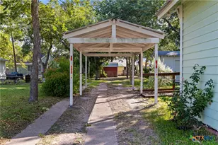 210 Pecan St, Yoakum, TX 77995 - Photo 17