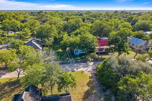 210 Pecan St, Yoakum, TX 77995 - Photo 25