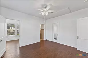 210 Pecan St, Yoakum, TX 77995 - Photo 13