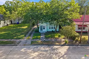 210 Pecan St, Yoakum, TX 77995 - Photo 21