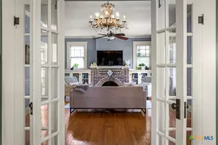 390 S Guenther Ave, New Braunfels, TX 78130 - Photo 9