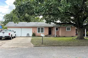 1740 N Hamilton St, Gonzales, TX 78629 - Photo 1