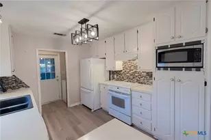 410 Paisano Dr, Victoria, TX 77904 - Photo 11