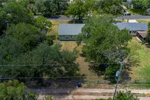 437 Wallace St, Seguin, TX 78155 - Photo 29