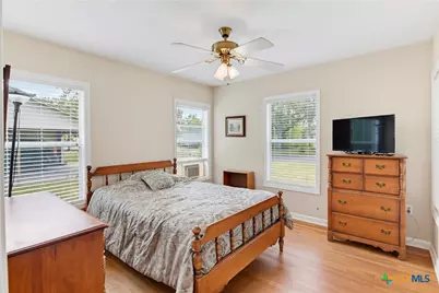 437 Wallace Street, Seguin, TX 78155 - Photo 15