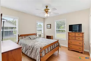 437 Wallace St, Seguin, TX 78155 - Photo 15