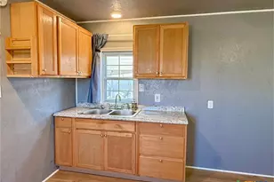 1112 W Houston Ave, Seadrift, TX 77983 - Photo 5