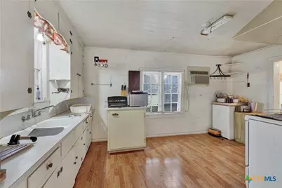 1244 W Bridge Street, New Braunfels, TX 78130 - Photo 9