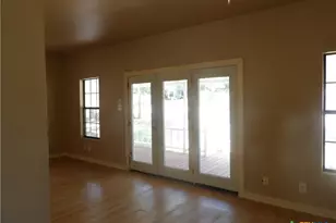 493 W Jahn St, New Braunfels, TX 78130 - Photo 3