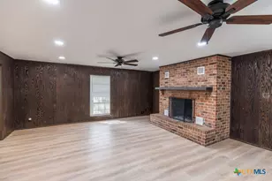 201 Oak Ln, Cuero, TX 77954 - Photo 9