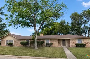 201 Oak Ln, Cuero, TX 77954 - Photo 1