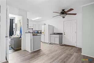 890 N Quailrun Ave, Port Lavaca, TX 77979 - Photo 9