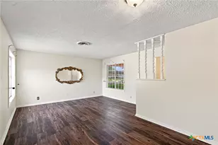 108 Castleway St, Victoria, TX 77904 - Photo 5