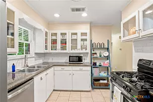 404 Cherokee Ln, Victoria, TX 77901 - Photo 9