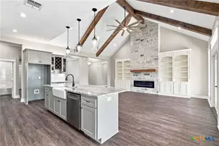 307 Silver Lk, Victoria, TX 77904 - Photo 11