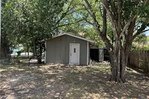 435 N Milam St, Seguin, TX 78155 - Photo 11