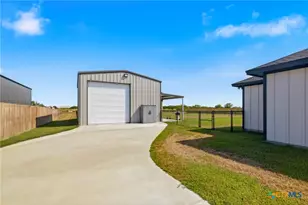 297 Whitetail Ln, Victoria, TX 77905 - Photo 5