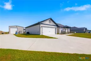 297 Whitetail Ln, Victoria, TX 77905 - Photo 3