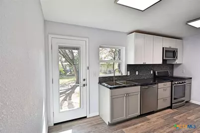 571 W Merriweather Street, New Braunfels, TX 78130 - Photo 13