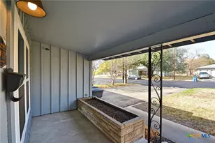 571 W Merriweather St, New Braunfels, TX 78130 - Photo 5