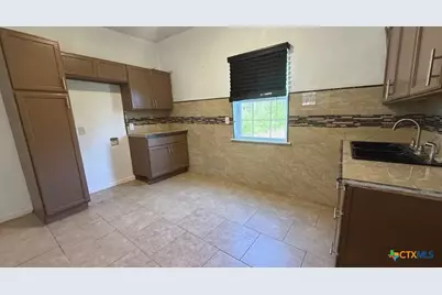 510 E Pine Street, Seguin, TX 78155 - Photo 5