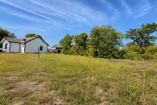 510 E Pine St, Seguin, TX 78155 - Photo 9
